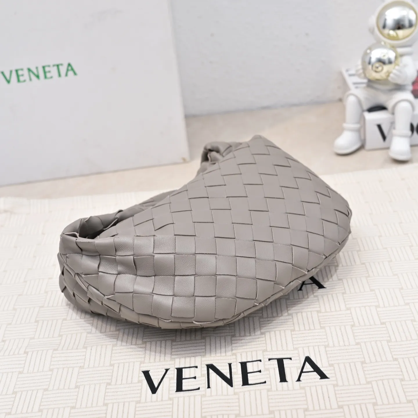 Batch 1120 BV Bottega Veneta's new early spring women's MINI JODIE handbag BV bag 🔥The new method is based on the original rounded corners, knotted with classic woven leather round hobo bag, The most iconic triangular pull-out design, using sheepskin draped soft shape, is super suitable for concave shapes~ Jodie feels really gentle to people, and is definitely the best item for daily matching. It has the same weave, new elements and twists, is compact and versatile, and is the new favorite of street style Internet celebrities! Size: 23x28x8 Model: 6699-1